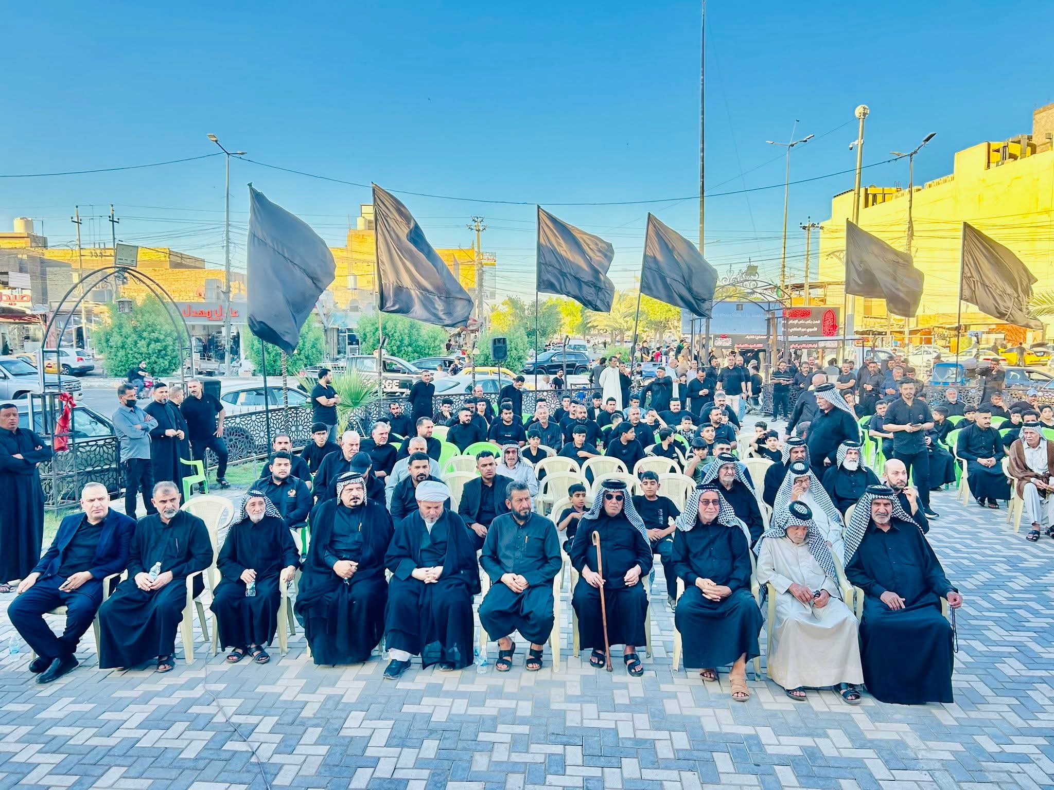 رفع رايات السواد إيذاناً بانطلاق موسم العزاء الحسيني في كربلاء